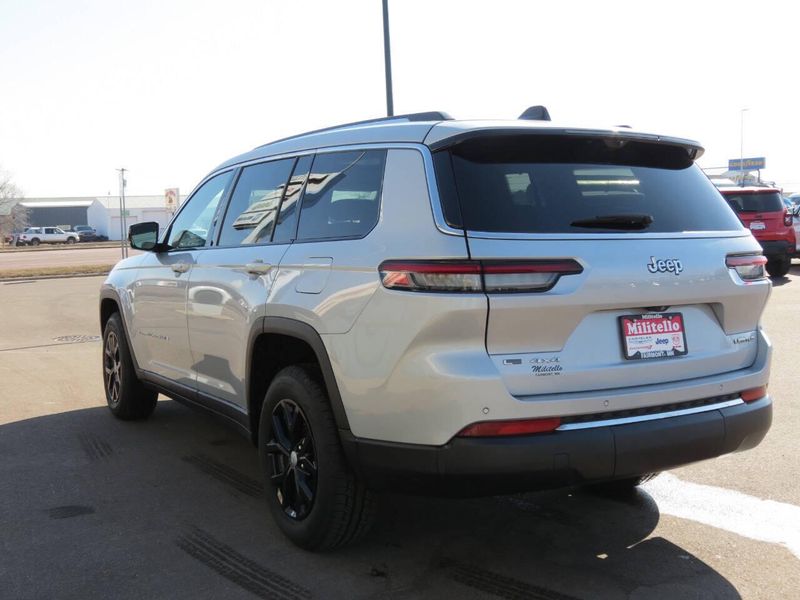 2022 Jeep Grand Cherokee L Limited 4x4 4dr SUVImage 3