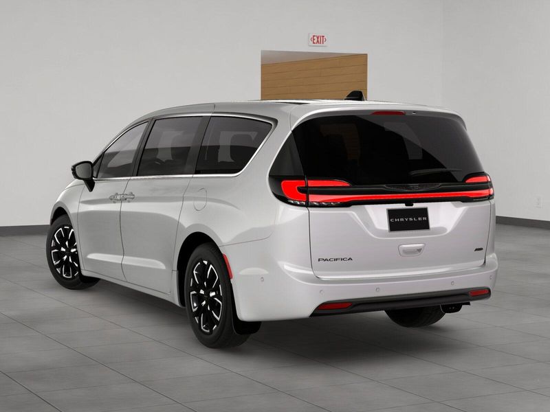 2026 Chrysler Pacifica photo 4