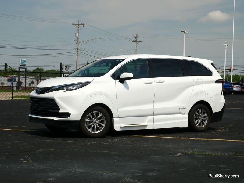 2022 Toyota Sienna Hybrid LEImage 27
