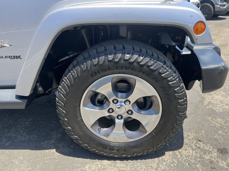 Used 2018 Jeep Wrangler JK SaharaImage 23