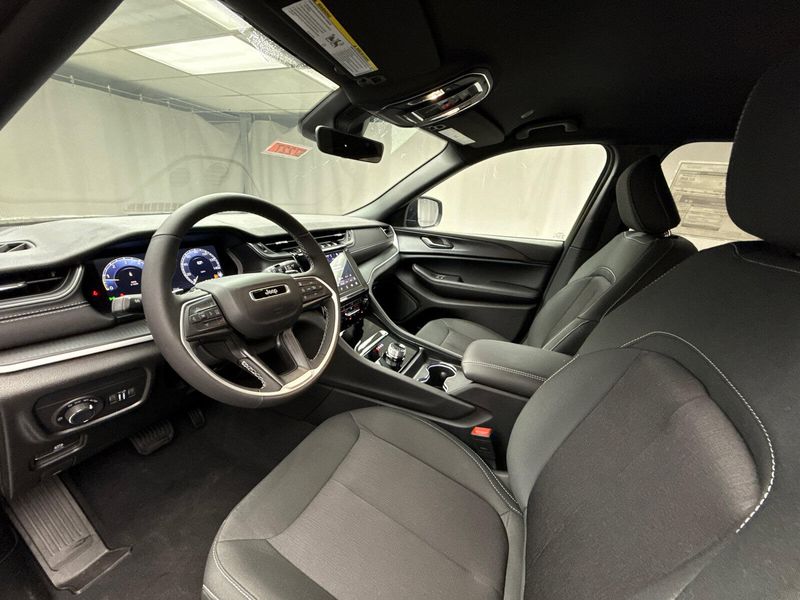 New 2025 Jeep Grand Cherokee Laredo 4x4Image 9