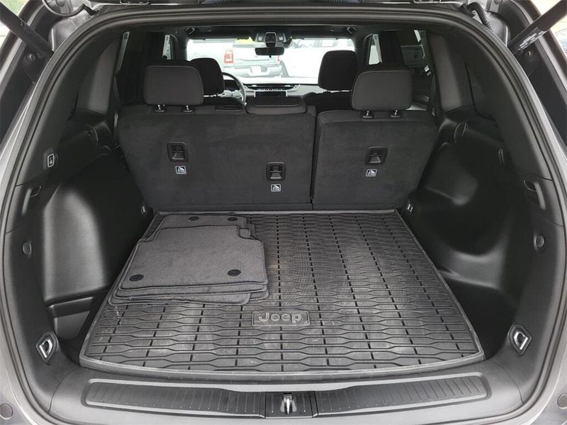 2025 Jeep Grand Cherokee LaredoImage 11