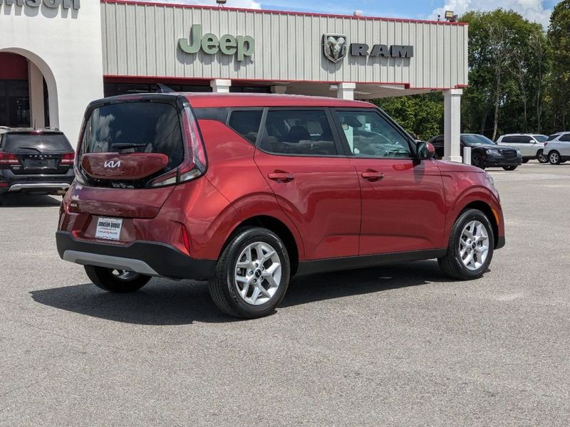 2024 Kia Soul LXImage 3