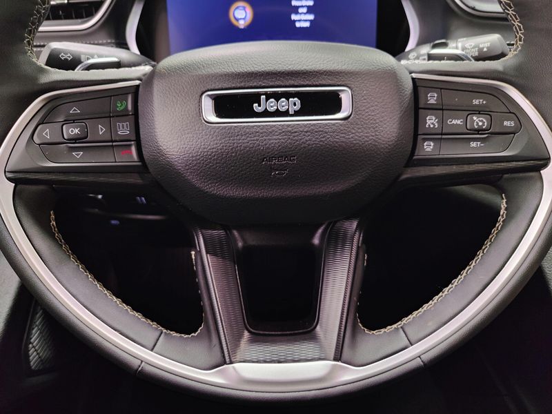 Used 2025 Jeep Grand Cherokee L Laredo V6 4x4 w/Luxury TechImage 26