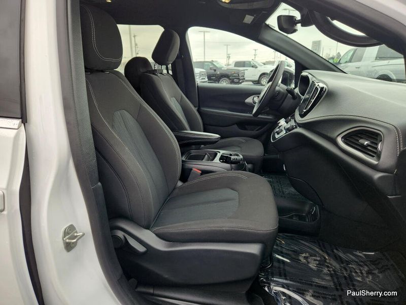 Used 2024 Chrysler Pacifica Touring