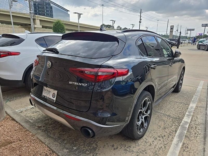 2022 Alfa Romeo Stelvio TiImage 3