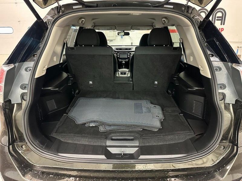 2016 Nissan Rogue SVImage 18