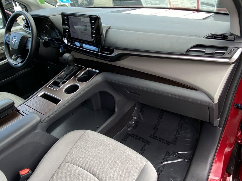 2024 Toyota Sienna LEImage 11