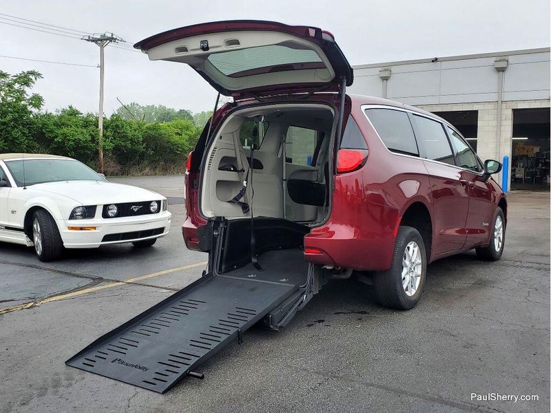 2023 Chrysler Voyager LXImage 16