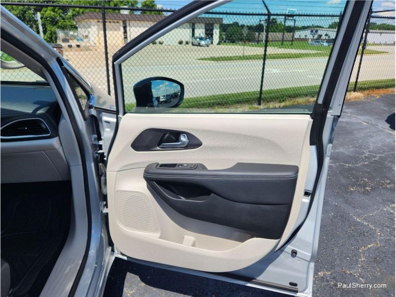 Used 2024 Chrysler Pacifica Touring L