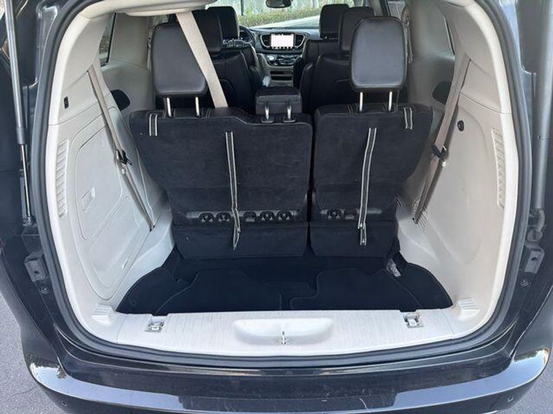 Used 2023 Chrysler Pacifica Hybrid Touring LImage 18