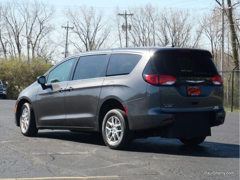 2022 Chrysler Voyager LXImage 25