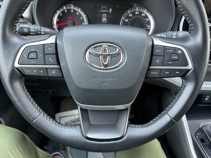 2022 Toyota Highlander LEImage 3