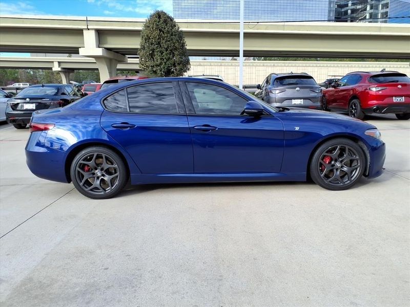 Used 2022 Alfa Romeo Giulia TiImage 5