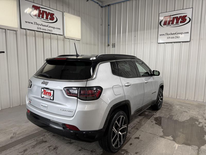 Used 2025 Jeep Compass LimitedImage 3