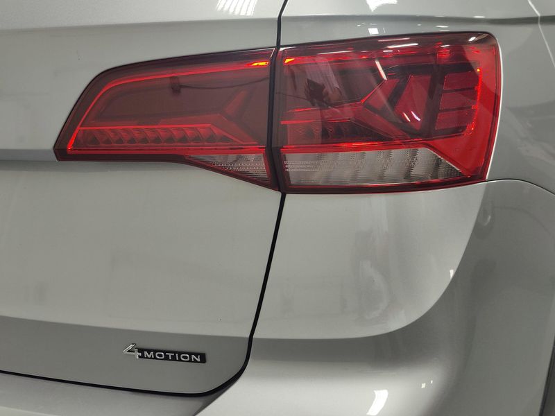 Used 2022 Volkswagen Taos SEAWD w/SunroofImage 4