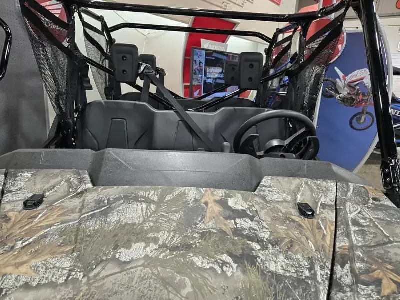 2025 Honda PIONEER 10006 CREW DELUXE Image 15