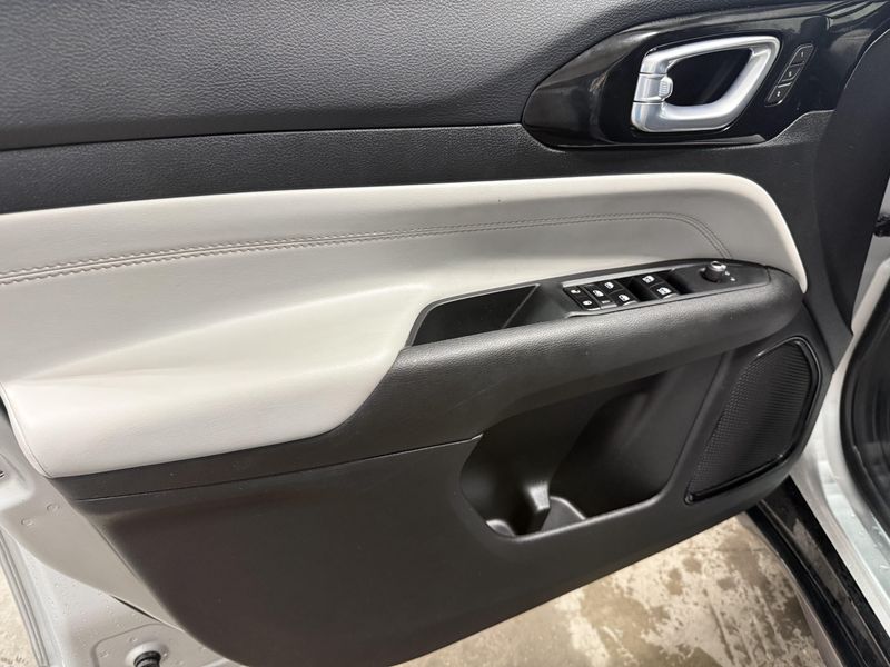 Used 2025 Jeep Compass LimitedImage 19