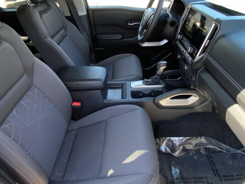 Used 2025 Nissan Frontier SVImage 10