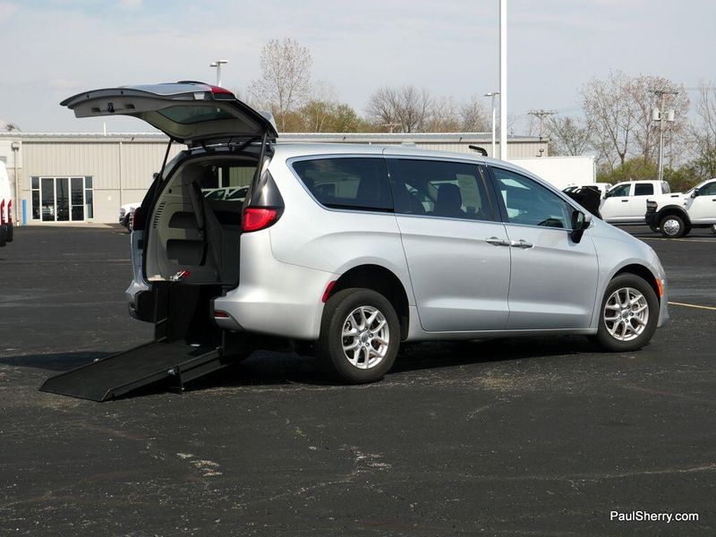 2023 Chrysler Voyager LXImage 7