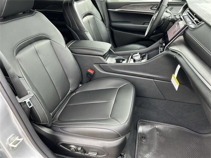 New 2024 Jeep Grand Cherokee Limited 4x4Image 11