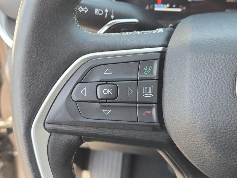 Used 2023 Jeep Grand Cherokee L Laredo 4x2