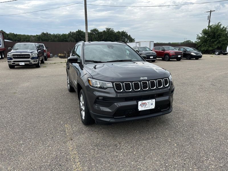 2024 Jeep Compass Latitude Lux 4x4Image 2