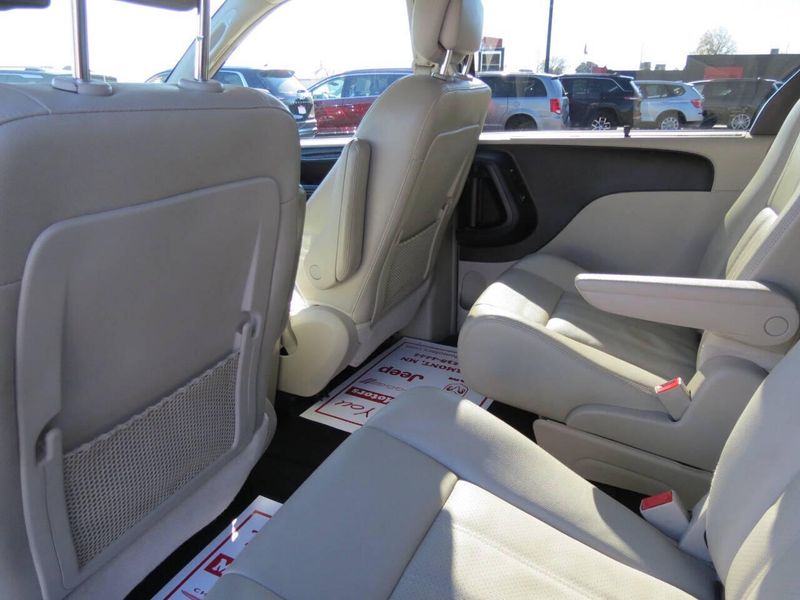 Used 2014 Chrysler Town & Country Touring L 4dr Mini VanImage 38