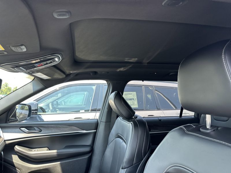 New 2025 Jeep Grand Cherokee L Limited 4x4Image 31