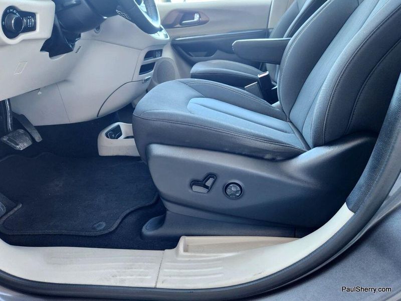 2022 Chrysler Voyager LXImage 37