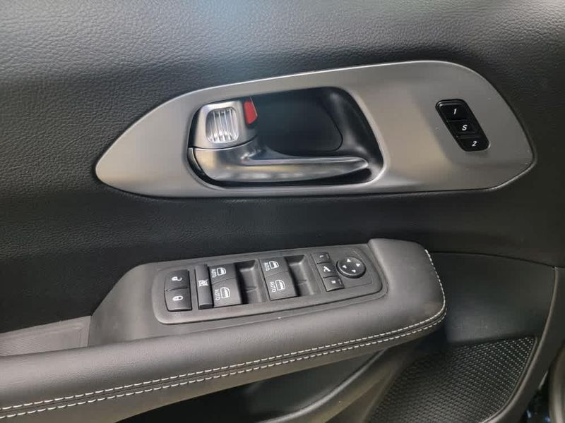 2026 Chrysler Pacifica Limited photo 14