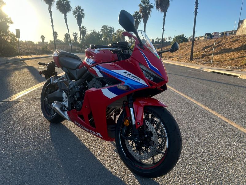 New 2026 Honda CBR650R E-CLUTCH Image 4