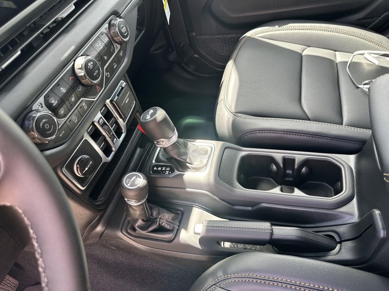 New 2025 Jeep Wrangler 4-door SaharaImage 24