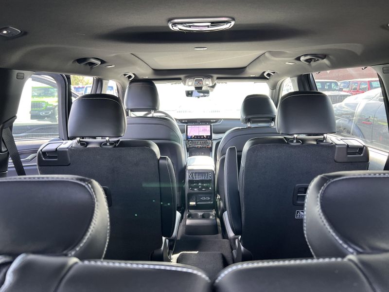 New 2025 Jeep Grand Cherokee L Limited 4x4Image 17