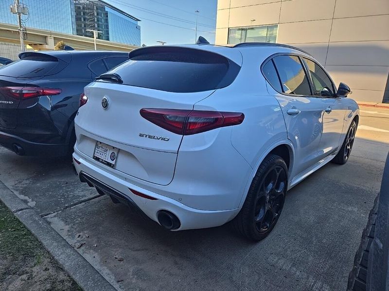 2023 Alfa Romeo Stelvio Ti photo 3