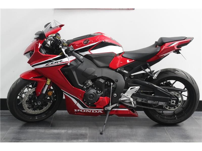2021 Honda CBR1000RR Image 3