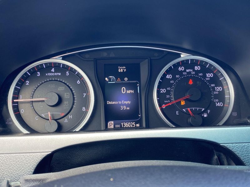 2016 Toyota Camry SEImage 28
