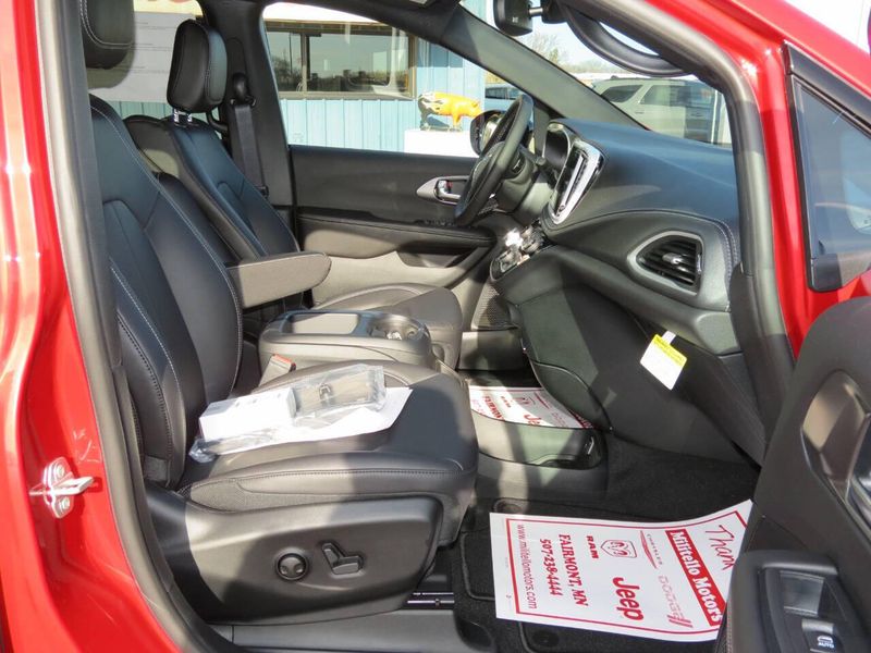 New 2026 Chrysler Pacifica Select AwdImage 9