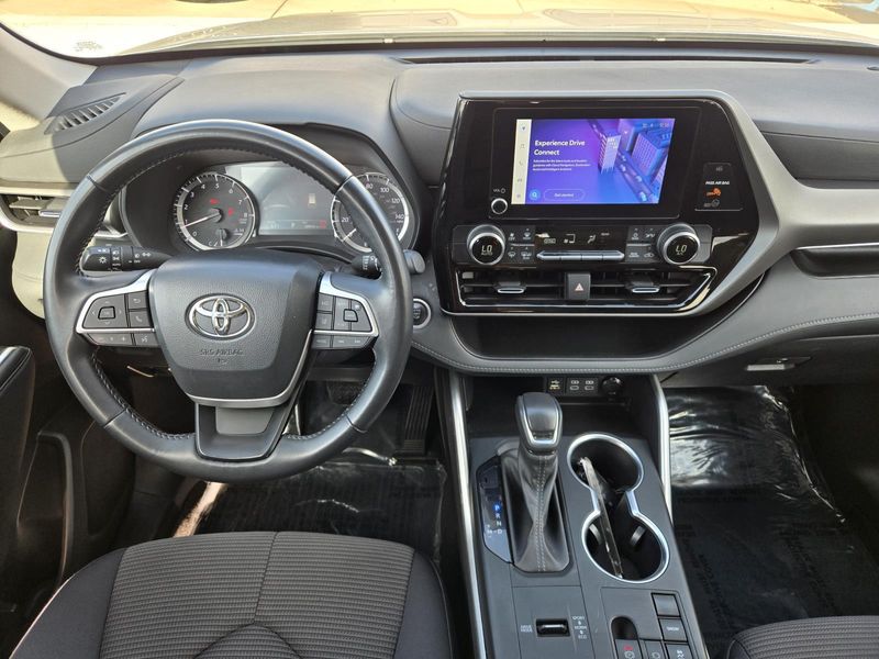 Used 2024 Toyota Highlander LE FWD (Natl)