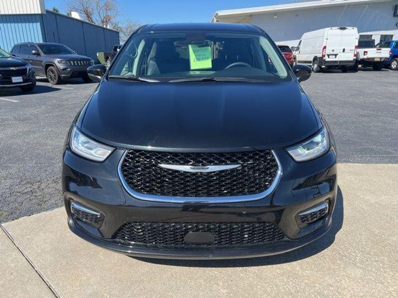 2023 Chrysler Pacifica Touring LImage 2