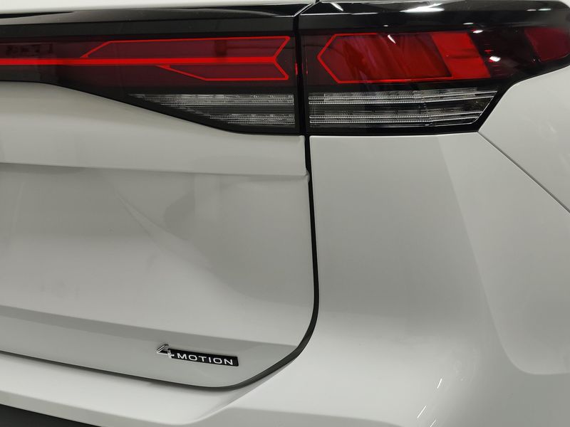 Used 2025 Volkswagen Tiguan SE AWD w/SunroofImage 4