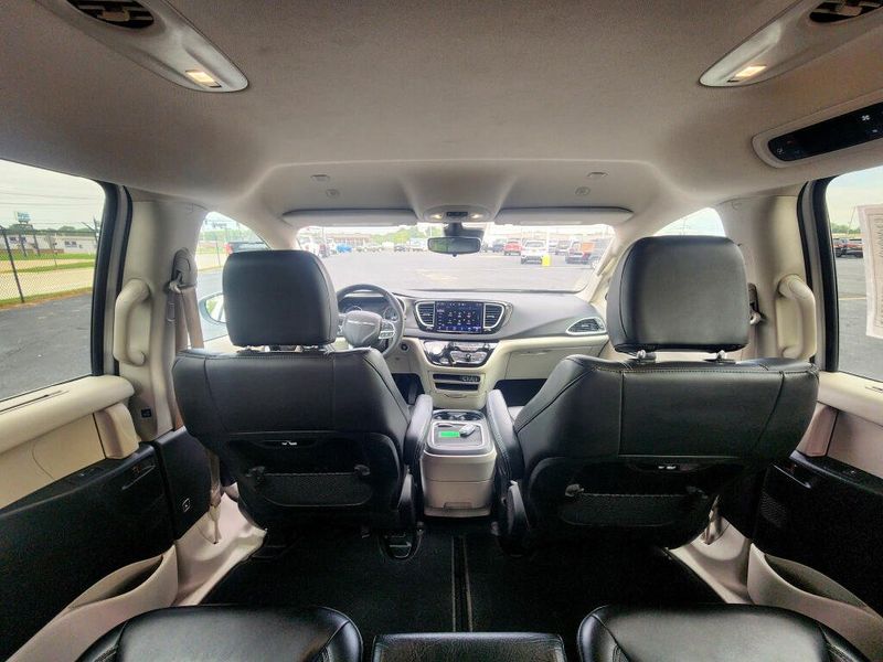 Used 2023 Chrysler Pacifica Touring L