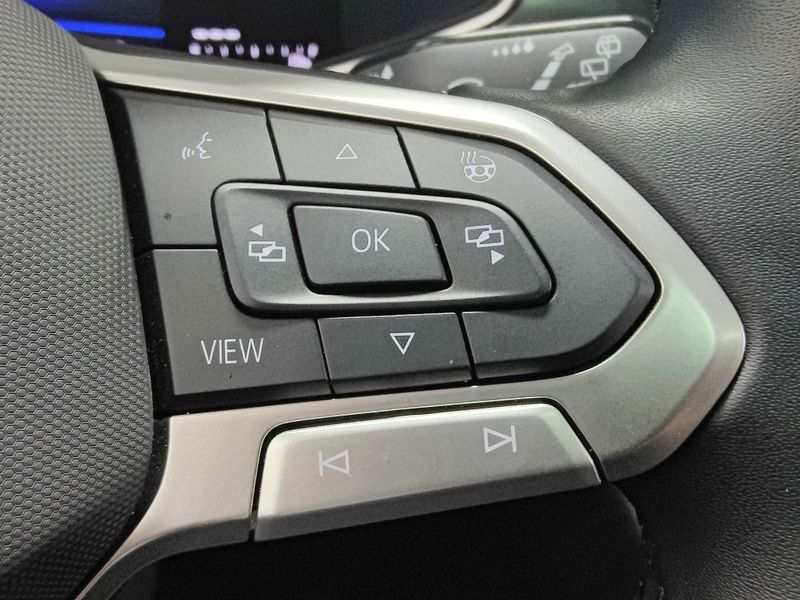 Used 2025 Volkswagen Taos SE Black AWD w/SunroofImage 26