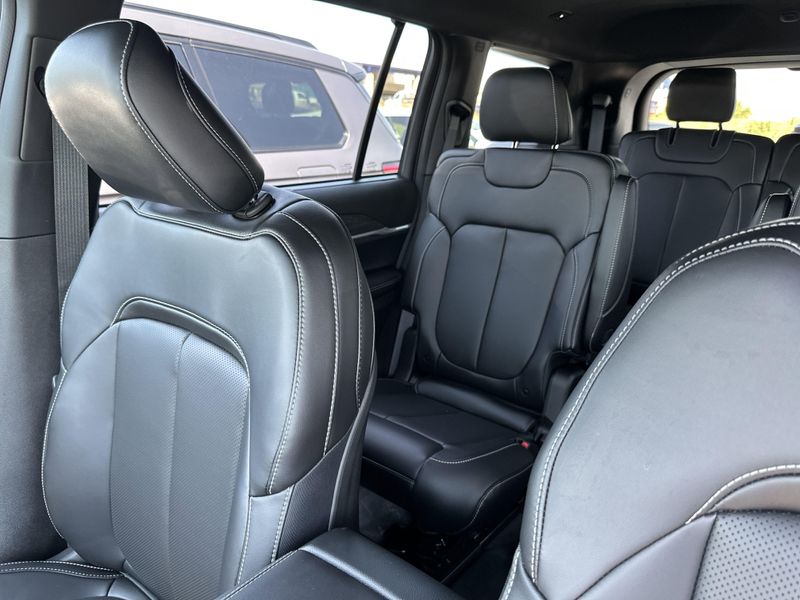 New 2025 Jeep Grand Cherokee L Limited 4x4Image 30