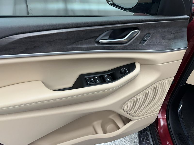 Used 2025 Jeep Grand Cherokee LimitedImage 3