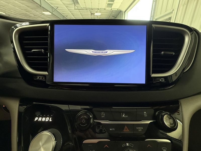 Used 2022 Chrysler Pacifica Touring LImage 23
