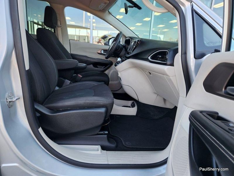2022 Chrysler Voyager LXImage 35