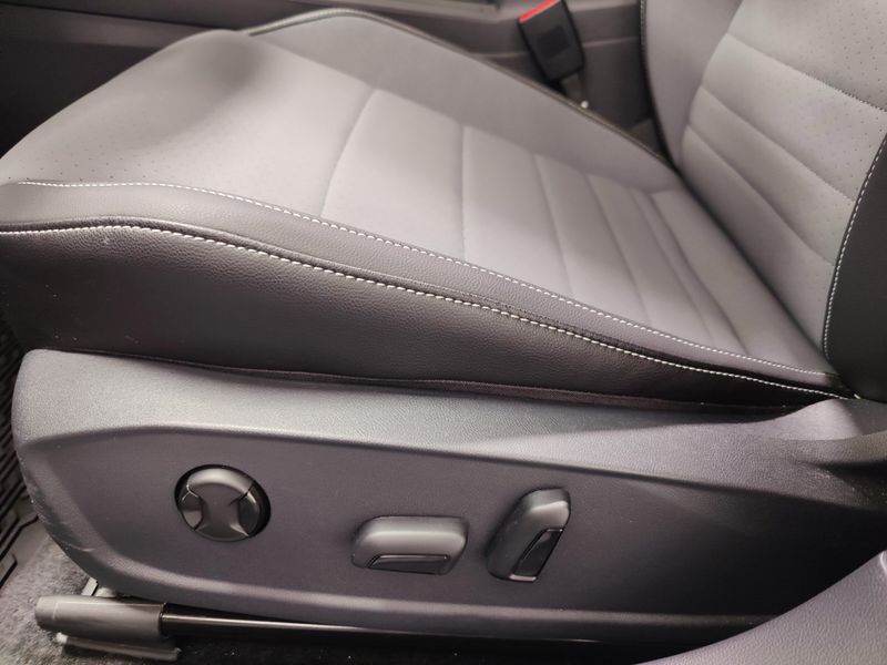 Used 2026 Volkswagen Jetta SE w/SunroofImage 11