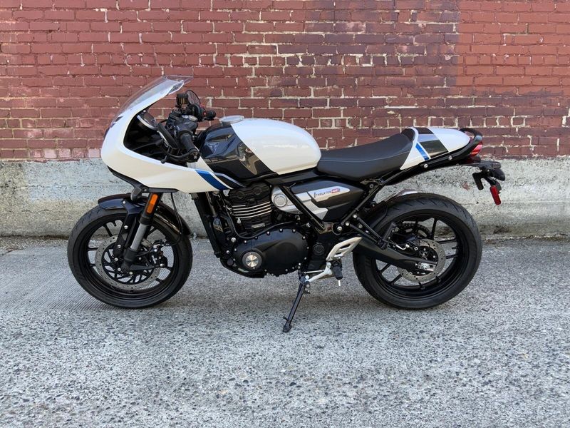 2026 Triumph THRUXTON 400