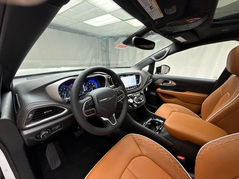 New 2026 Chrysler Pacifica Pinnacle AwdImage 9